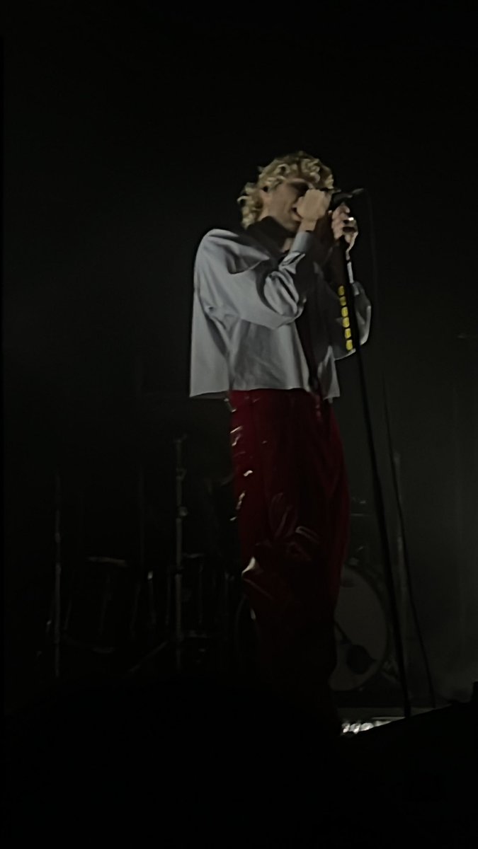 CROPPED SHIRT?????? RED PANTS????
