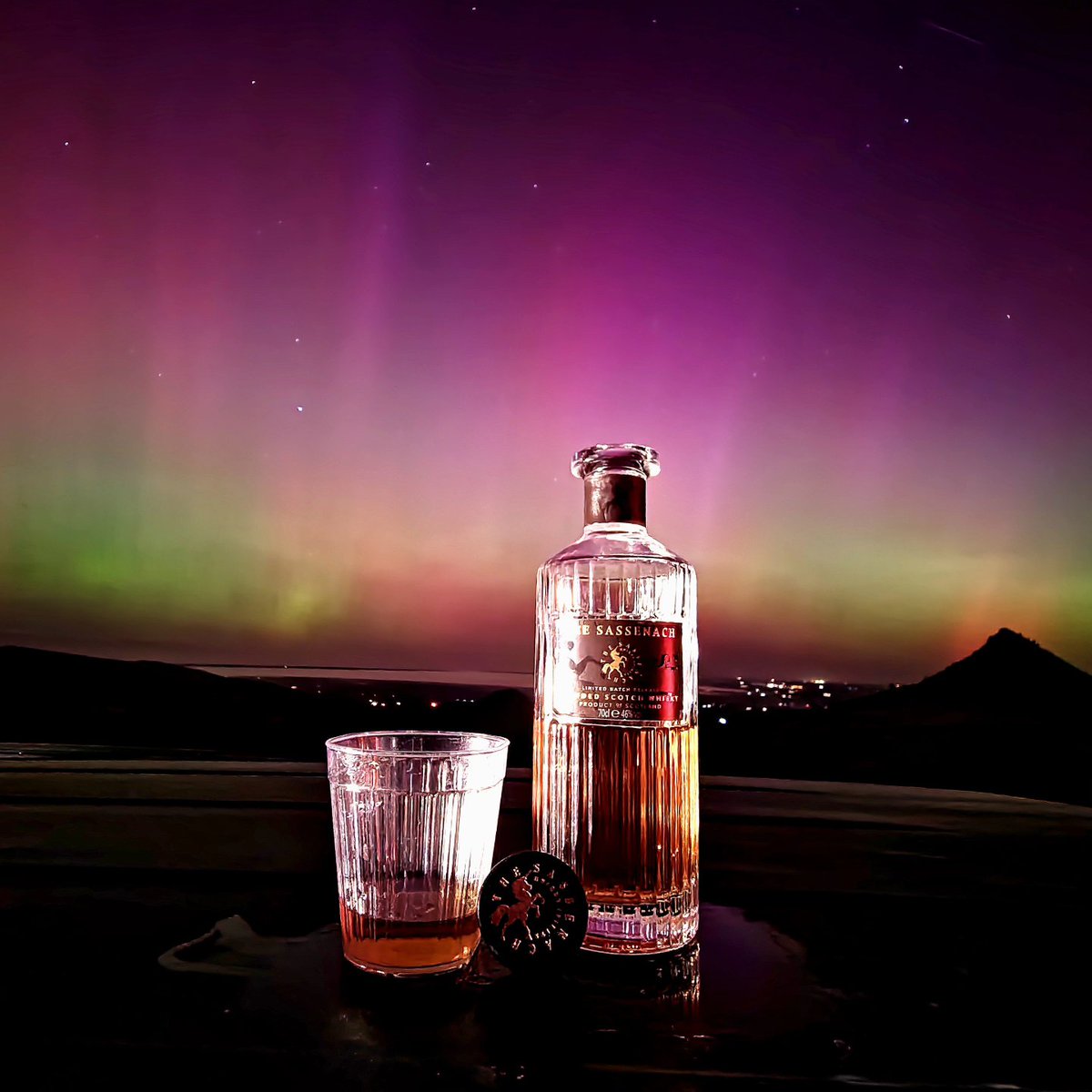 Beam me up, Scotty! An incredible night in the hills aurora hunting was made even better with @SassenachSpirit whisky to keep us warm!

@SamHeughan @RealAlexNorouzi
@GreatGlenCo @MasterOfMalt
#whisky #ScotchWhisky #sassenachwhisky #sassenach #aurora #auroraaustralis #newzealand