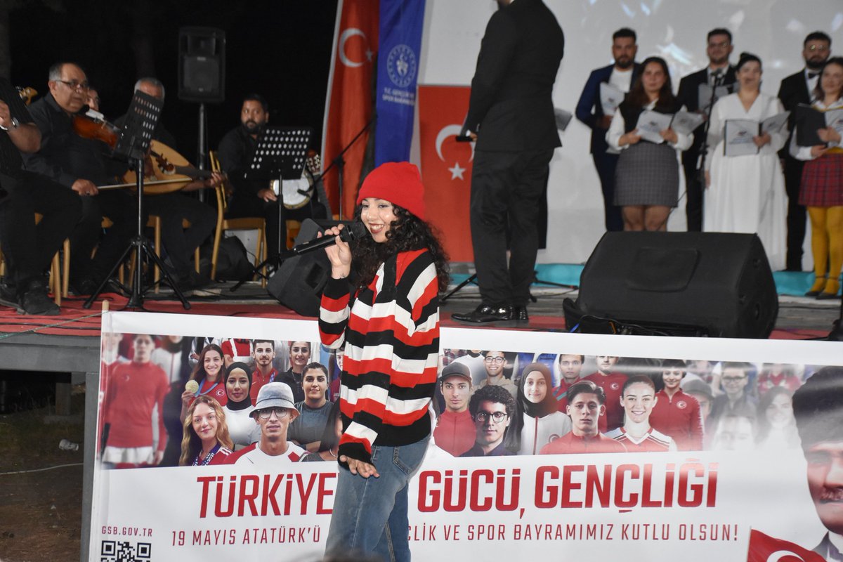 Yeşilçam Müzikal Tiyatro Konseri 🎙️

Köyceğiz Gençlik ve Spor İlçe Müdürlüğümüzce 19 Mayıs Atatürk'ü Anma Gençlik ve Spor Bayramı etkinlikleri kapsamında düzenlenen ve çadır kampımızda ki gençlerimizin de izlediği konser yoğun ilgi gördü.

#TürkiyeninGücüGençliği