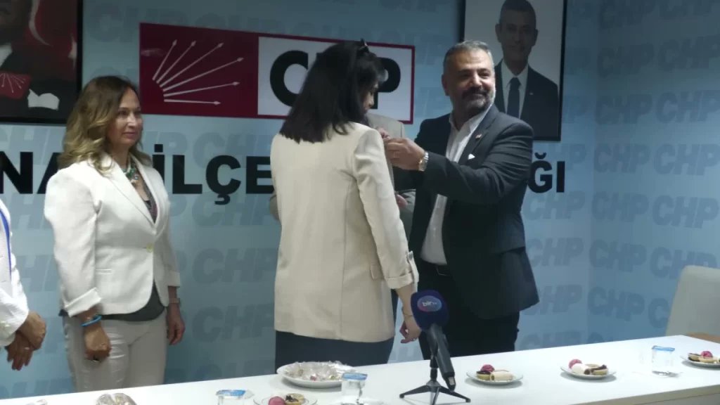DEVA Partisi’nden 83 İsim CHP’ye Katıldı Altılı masanın yapay ve küçük partileri kademe kademe bitiyorlar. haberiniz.com.tr/deva-partisind…