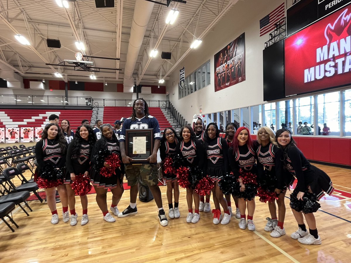 ManorCheer's tweet image. We want to congratulate Tyler for getting into the NFL!!!❤️🖤 ManorPride!!! #TylerGuyton #NFL #Cheer