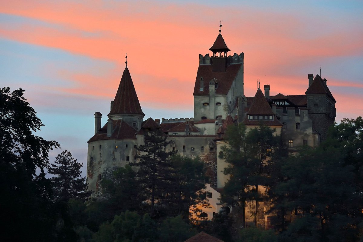 En Roumanie, le succès (un peu) usurpé du château de Bran. Un million de visiteurs visitent chaque année ce qu’ils pensent être le château de Vlad III, de l’ordre du Dragon, en roumain Dracula. 🇷🇴 radiofrance.fr/franceculture/…