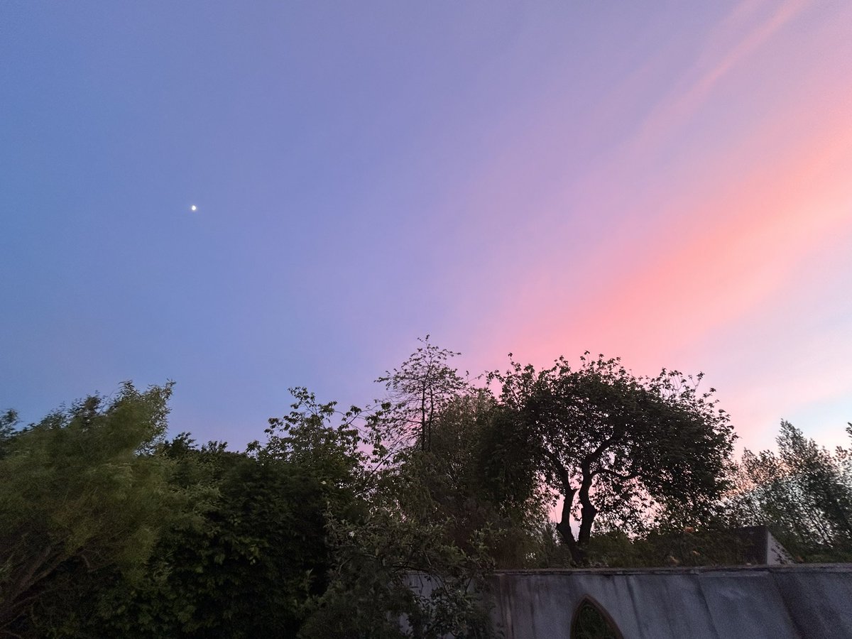 A lovely sunset this evening with the Moon in cloudy skies. @MoonHourSocial