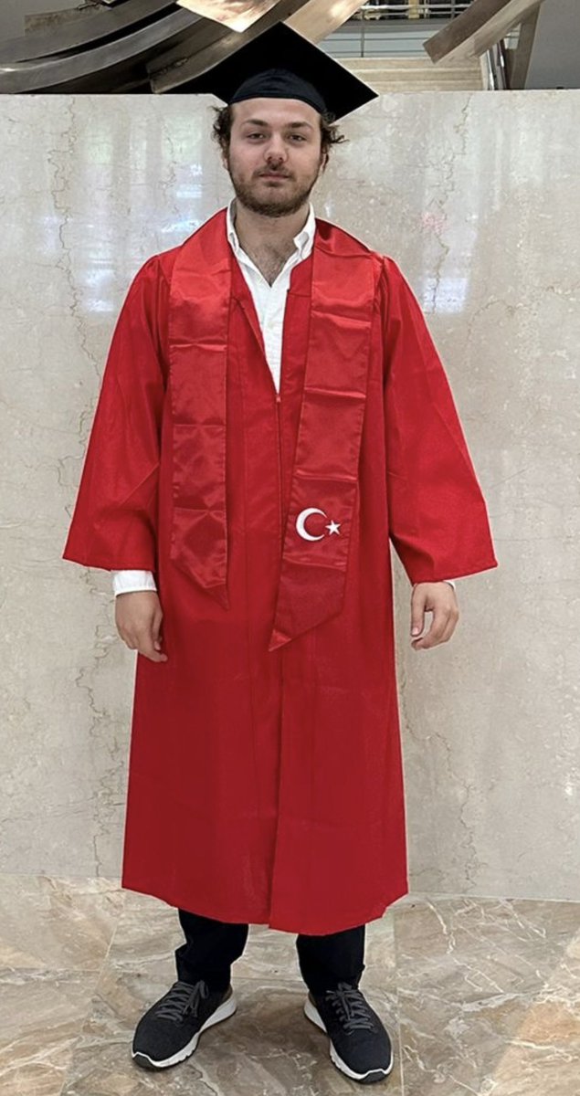 Aslan yeğenim Cem Türkkan, bugün Boston Üniversitesi’nden mezun oldu. Bu mutlu gününde yanında olamadığım için çok üzgünüm.

Mezuniyet elbisesine Türk bayrağını dikerek Türk milliyetçisi amcasını çok mutlu etti.
