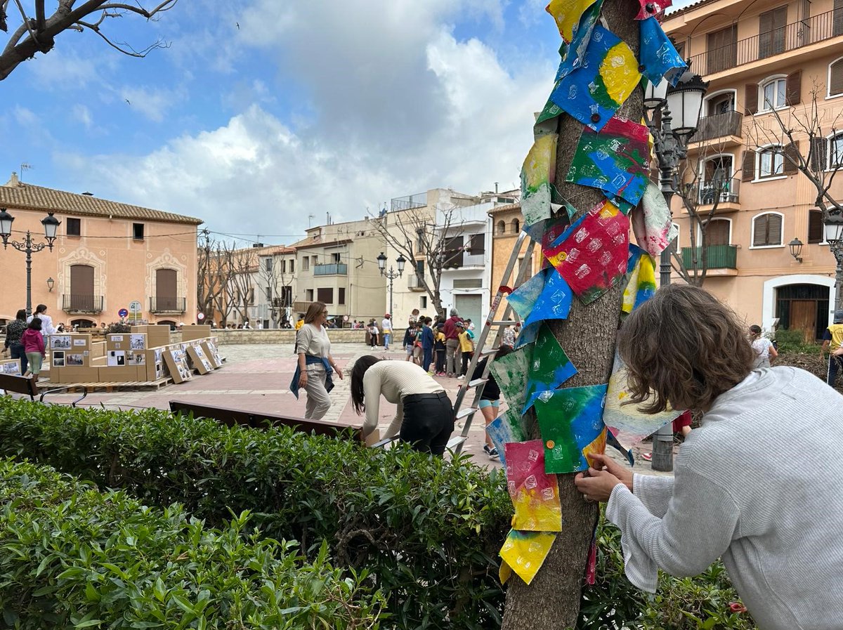 🖼 Art efímer ➡ L'Escola Molí de Vent exposa obres que interpreten antics oficis del patrimoni cultural #Torredembarra 🗓Fins diumenge, a la pl. del Castell. 👉🏾Projecte en què han participat alumnes, docents i artistes, amb el suport del Pla Educatiu d'Entorn. 📷 Anna F.