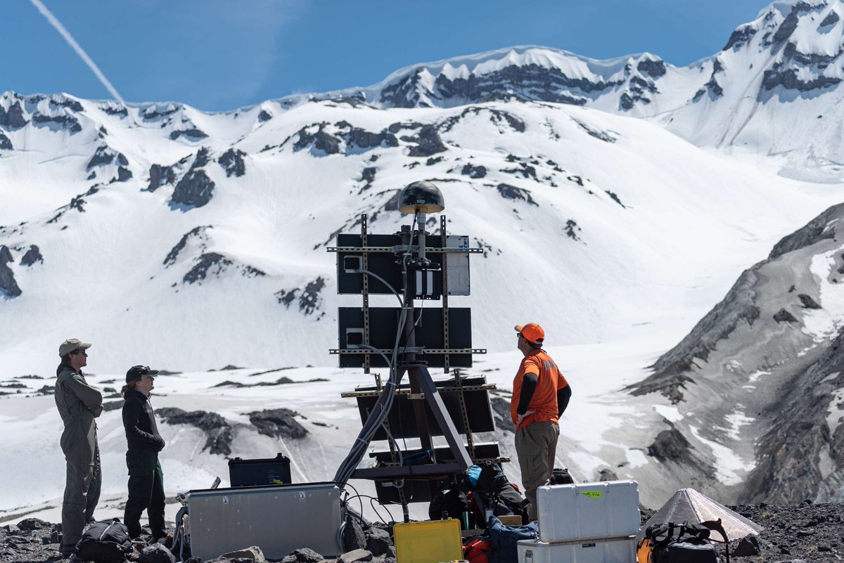 Cascade volcanoes at normal background levels of activity this week: usgs.gov/programs/VHP/v…. #CVO field teams were at #MountStHelens this week to conduct maintenance at monitoring stations. Team was able to troubleshoot issues with GPS and radio equipment (telemetry).