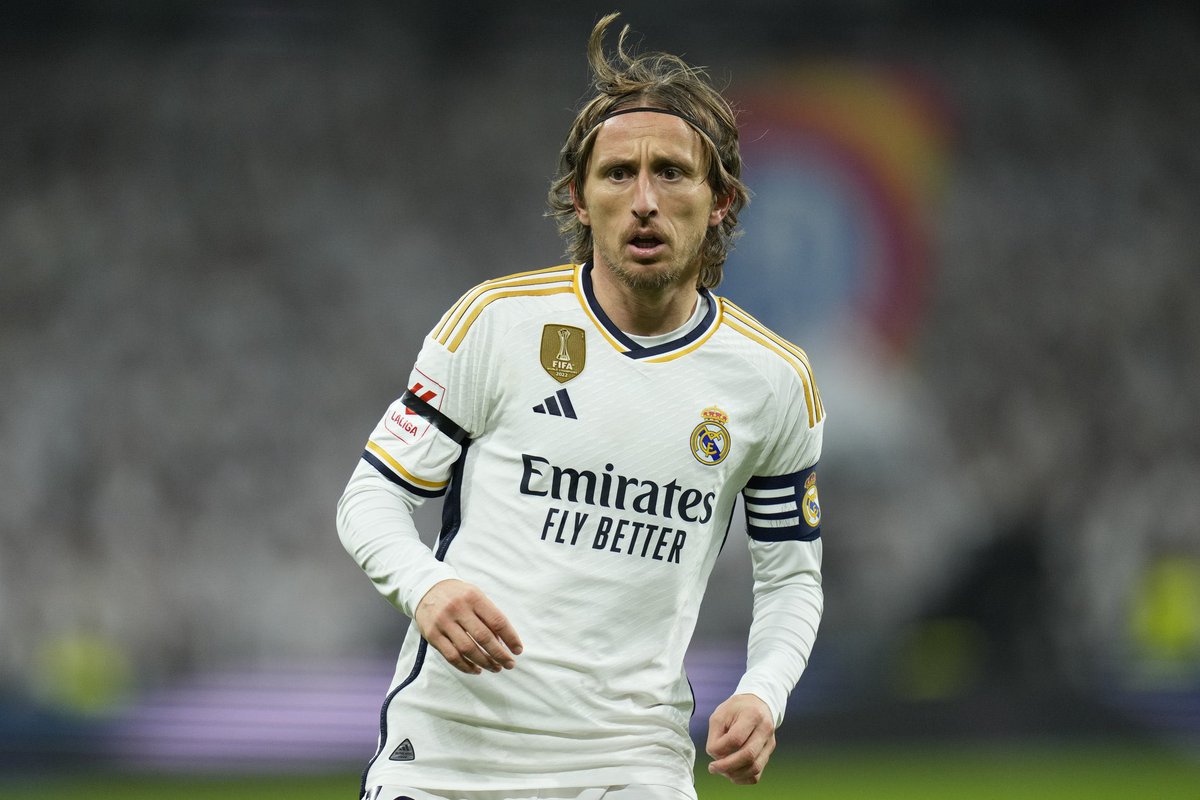 🚨 Luka Modric a demandé au Real Madrid 𝗗𝗘 𝗥𝗘𝗦𝗧𝗘𝗥 𝗔𝗨 𝗖𝗟𝗨𝗕 cet été alors que le milieu croate est en fin de contrat ! 🇭🇷🤍

À 38 ans, Modric a déjà refusé deux grosses propositions financières pour rester à Madrid.

(@FabrizioRomano)