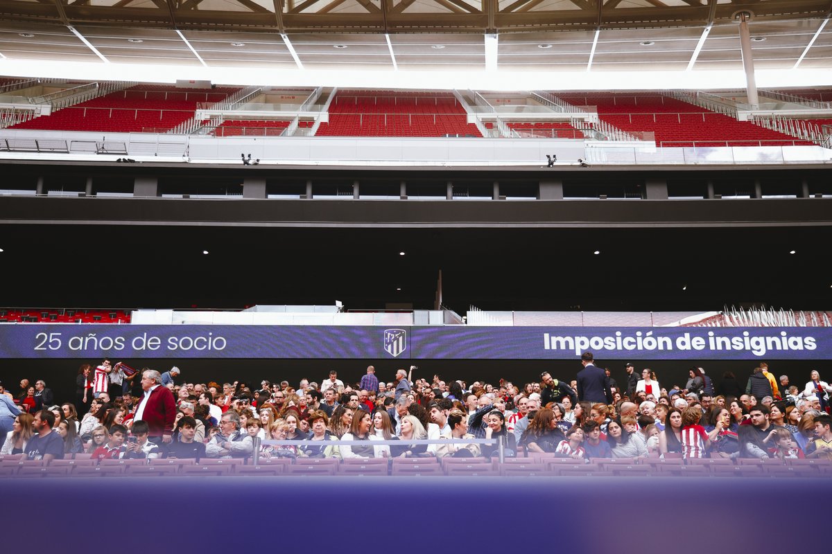 Atleti's tweet photo. 🎖 El Cívitas @Metropolitano ha albergado esta noche la segunda sesión de imposición de insignias de plata a los socios que se unieron al club en la temporada 1998/99. El acto contó con la presencia de nuestro presidente, Enrique Cerezo, y de Samu Lino.
 
¡Gracias por vuestra fidelidad y apoyo constante! 🔴⚪