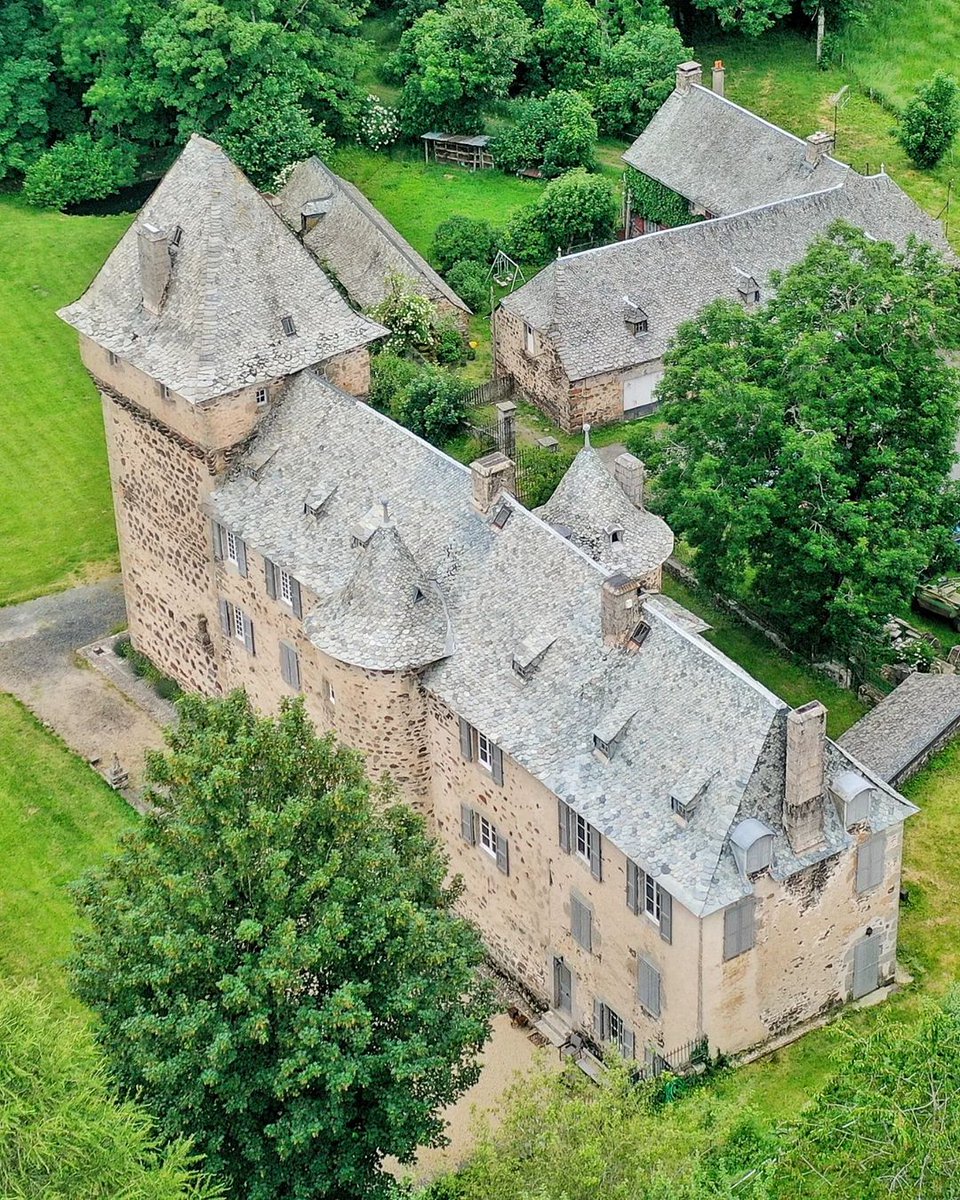 𝗖𝗛𝗔𝗧𝗘𝗔𝗨 𝗗𝗘 𝗟𝗔 𝗕𝗢𝗜𝗦𝗦𝗢𝗡𝗡𝗔𝗗𝗘 Built in the 12th century renovated in the 15th century,the La Boissonnade Castle is located in the village of Laguiole
It consists of a main building with a square tower topped with machicolations &,a round tower hiding a staircase