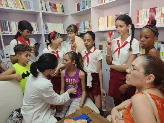2024年5月16日，浙江省中医团队在哈瓦那孔子学院举办中医讲座、与古巴医学界进行交流并为民众提供义诊。
