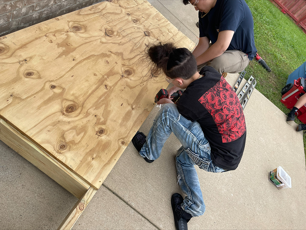 .@SmyrnaBulldog students in Mr. Pitt’s construction class built a wheelchair ramp Monday for student Olivia Fogle from Blackman Middle. The students were Luke Wolfe, Gabriel Sutherland, Manuel Rodriguez, Newton Taylor, Shelby Lomerson, Zoe Majano, Luis Ayala & Alain Villafuerte.