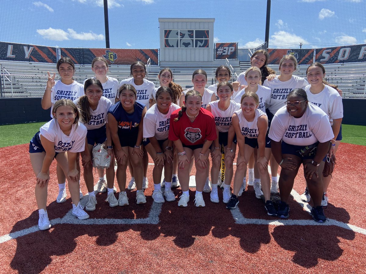 🥎 Love getting visits from alumni! Keyannah just came off an amazing year for the Lobos and excited to see what the future holds! Once a Grizzly, Always a Grizzly! 🐻 #3P #WTD #MUDITA