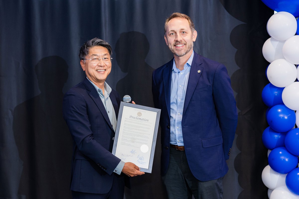 Samsung Semiconductor celebrated the opening of its new Foundry & Memory sales office in #ATX. The office will focus on collaboration w/ Central Texas + global customers to develop Foundry & Memory solutions. @TravisCoJudge Andy Brown also presented a proclamation at the event.