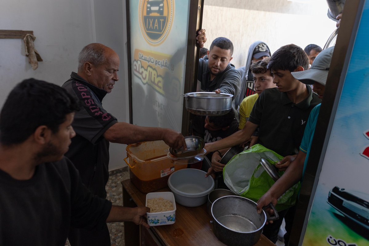 WCK provided meals to thousands of displaced Palestinians sheltering in Al-Musaddar today. We established seven distribution points within the community to ensure anyone in need could obtain food. The meals are cooked at our nearby Deir al-Balah kitchen and distributed by the