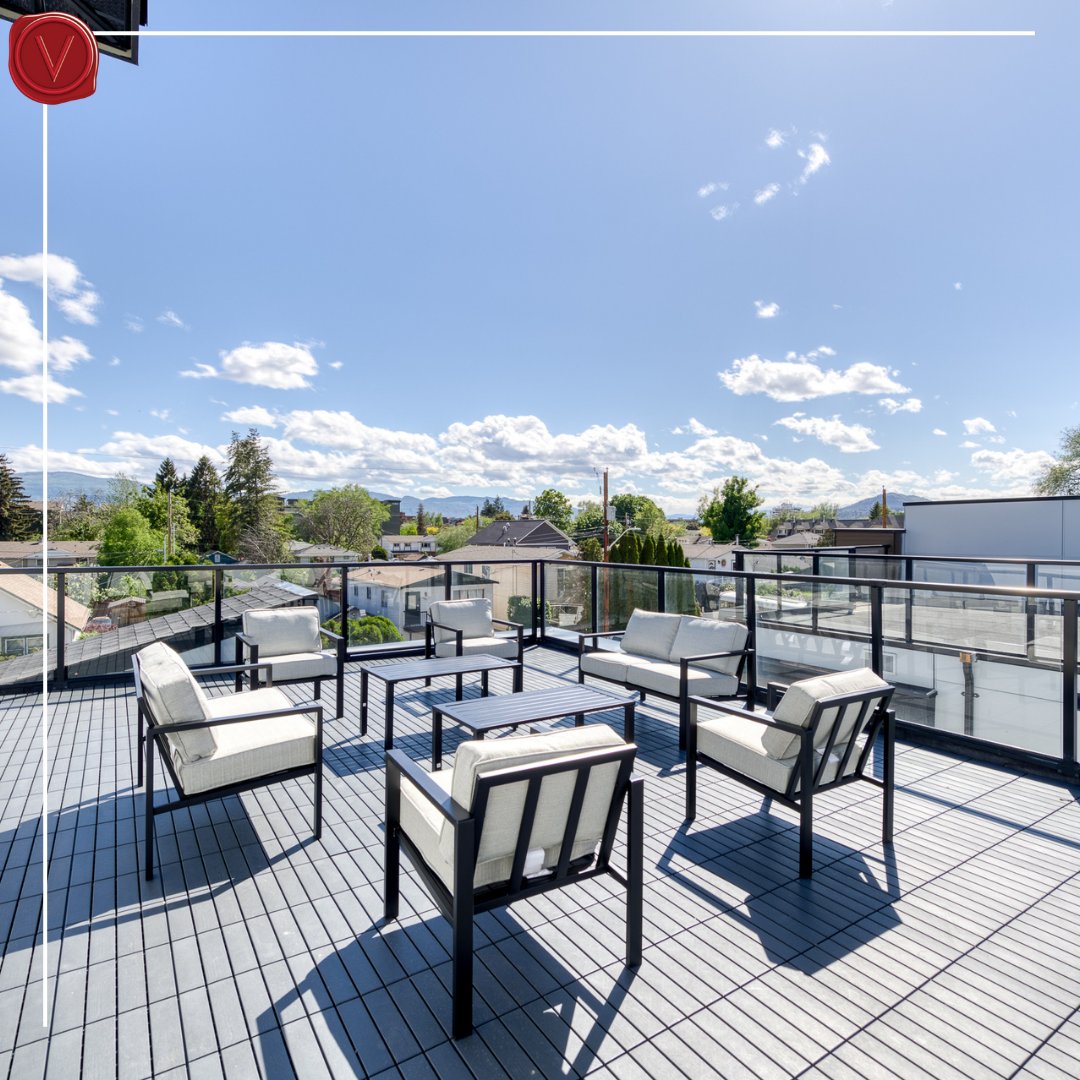 🔑 #Book a Showing! Centrally Located Brand New Build! Quincyvrecko.com/listing/1-1034…
Brand new townhome featuring 3 bedrooms, 3 bathrooms, and a rooftop patio with stunning views. Listed at $799,000
#luxuryrealestate #vreckorealestategroup #macdonaldrealtybc #kelownarealestate