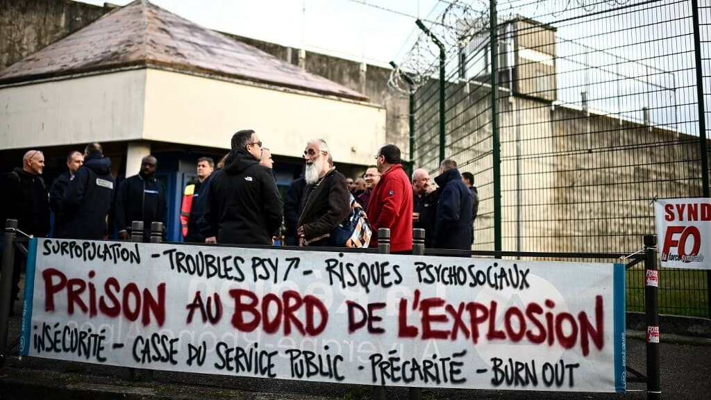 Fourgon pénitentiaire attaqué: les syndicats de surveillants appellent à lever le blocage des prisons l.bfmtv.com/qGiN