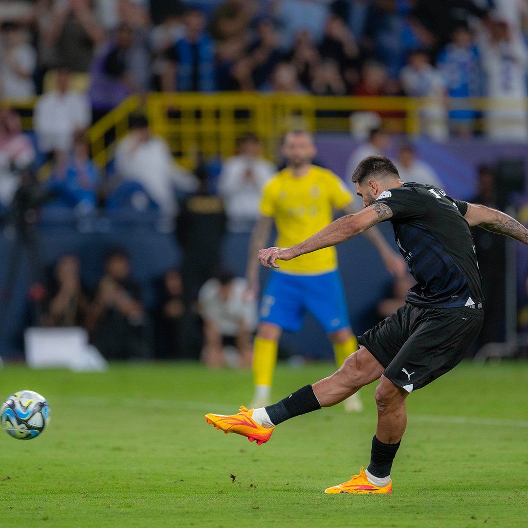 🚨 Con un gol sobre la hora de Mitrovic de penal, 
el campeón 🔵 Al-Hilal empató 1-1 con 🟡🔵 Al-Nassr y mantuvo el invicto tras 32 fechas disputadas

Otros partidos de hoy:
Damac  1-1  Al-Feiha
Ettifaq  1-1  Al-Okhdood

Al-Okhdood se acerca al descenso