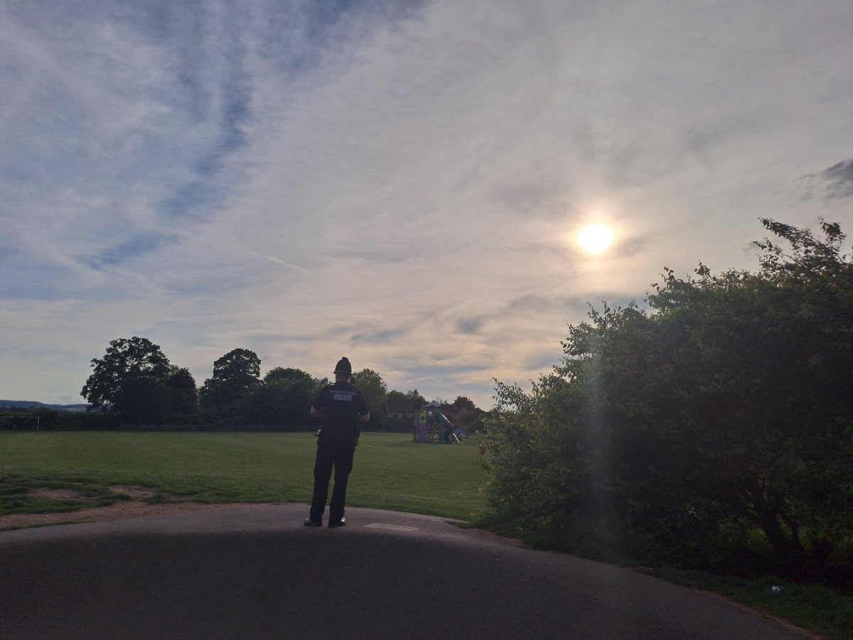 MalvernCops's tweet photo. Kempsey and Alfrick SNT have been out on patrol across the patch this evening! ๐ฎโโ๏ธ
#FootPatrol of #Rushwick park and nearby residential areas conducted. Great engagement with residents and being #VisibleInTheCommunity ๐
#MalvernSNT @InspDaveWise - 40501 https://t.co/Ugh7QItXUh