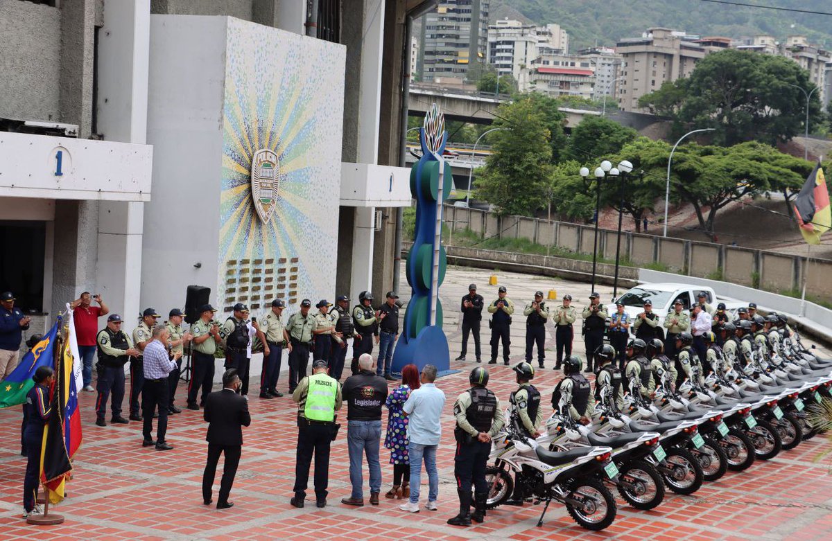¡Seguridad y protección para los vecinos! Hicimos una nueva dotación de motos a los funcionarios de <a href="/PolisucreOficia/">Policía Municipal de Sucre / Miranda</a>, para reforzar las labores de patrullaje, optimizando el servicio de seguridad ciudadana y cumpliendo con el pueblo junto al Pdte. <a href="/NicolasMaduro/">Nicolás Maduro</a> #VenezuelaUnida