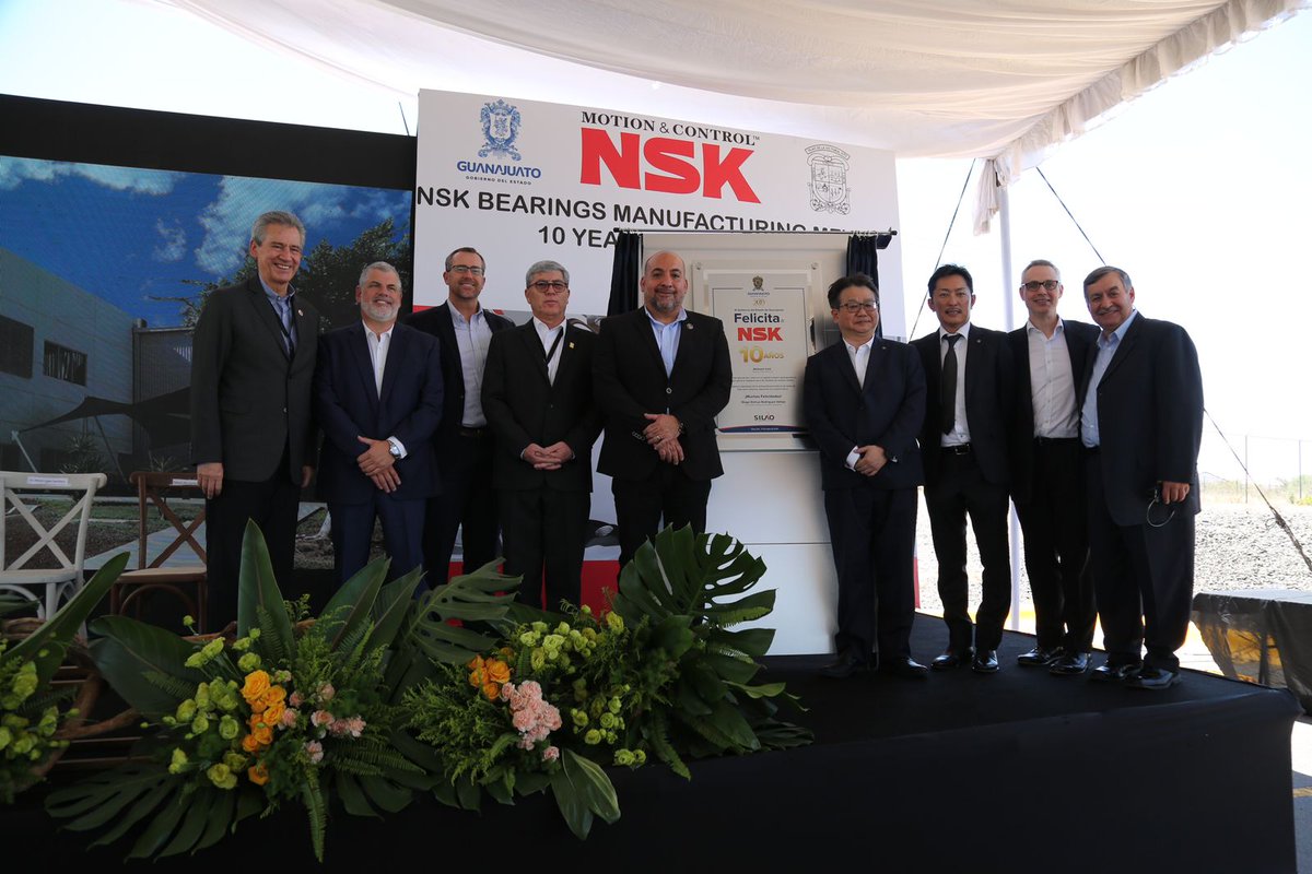 El Srio. @ramonalfaro4 celebró junto a los directivos de NSK Bearings Manufacturing México el décimo aniversario de la empresa, una década que representa el esfuerzo, la innovación y la visión ante los nuevos retos. 👏🏼🙌🏻