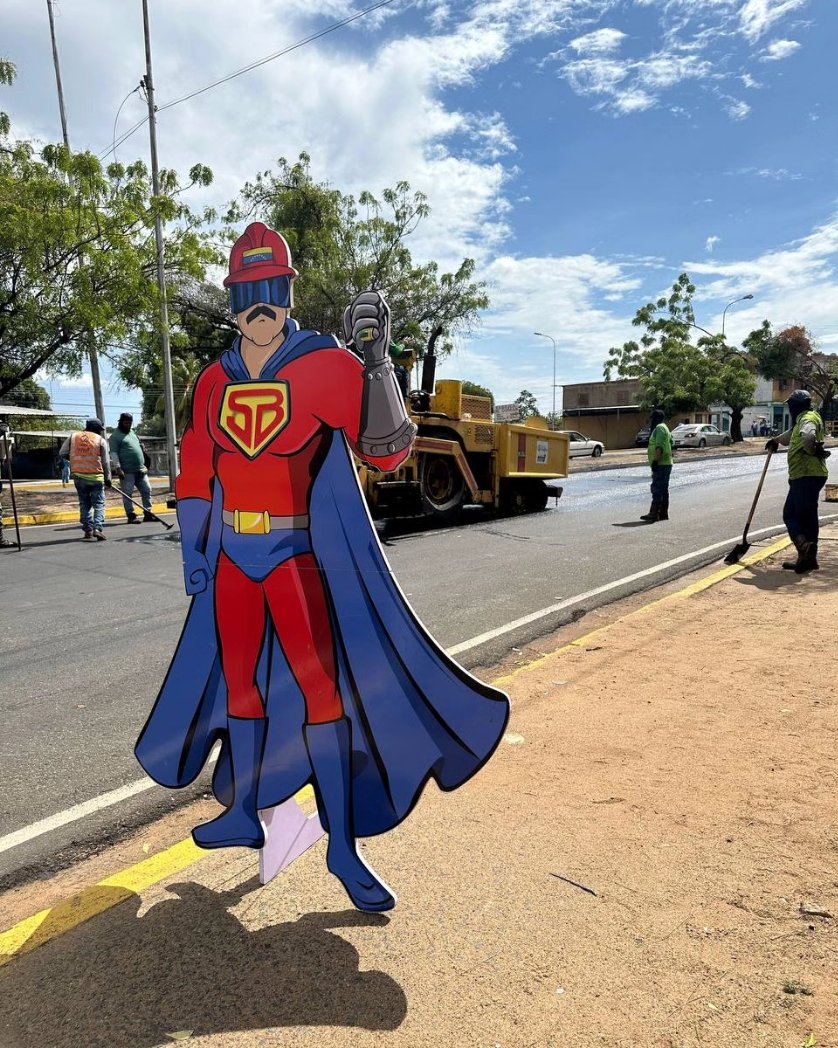 ¡Trabajo parejo! A la av. Libertador le estamos dando duro colocando 100 toneladas de asfalto de primera, gestionado por el gobernador @amarcanopsuv y el presidente @NicolasMaduro. ¡Vamos por más! #VenezuelaUnida