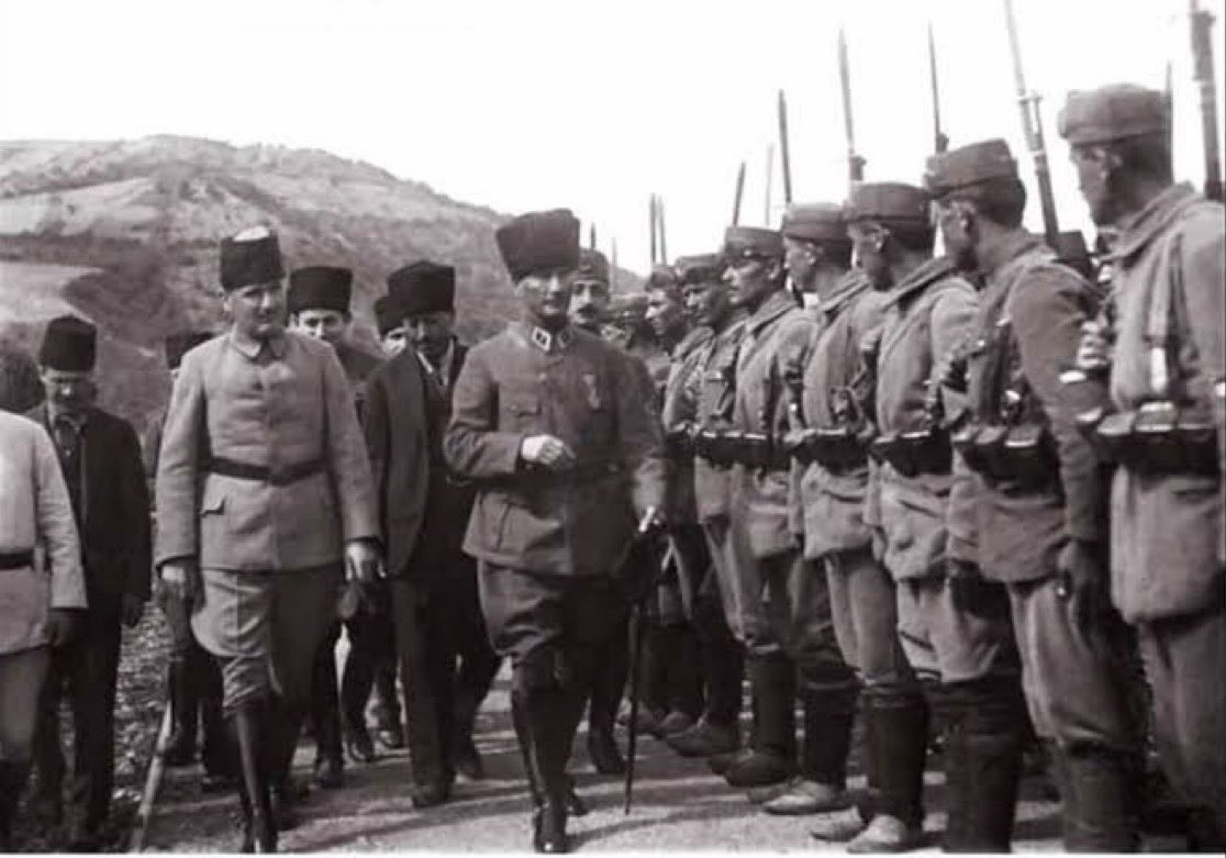 Atatürk, “Türkiyeli” sevdalılarına şöyle diyor!..
“Orduya ilk katıldığım günlerde, bir Arap binbaşısının ‘Kavm-i Necip evladına sen nasıl kötü muamele yaparsın’ diye tokatladığı bir Anadolu çocuğunun iki damla göz yaşında Türklük şuuruna erdim… Ondan sonra Türklük benim derin