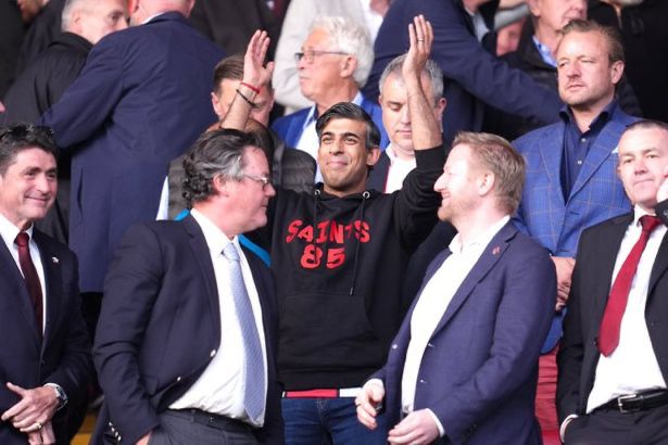 PolitlcsUK's tweet image. 🚨 NEW: Rishi Sunak watching Southampton’s play-off semi final tonight