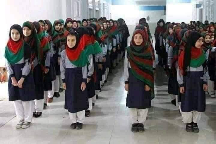 🚨 Al menos 79 niñas han sido envenenadas en las últimas horas en Afganistán. Esto se ha convertido en una práctica recurrente desde que los talibanes tomaron el poder, porque para ellos, las mujeres no deben educarse. Aquí nos vemos a los organismos internacionales alarmarse,