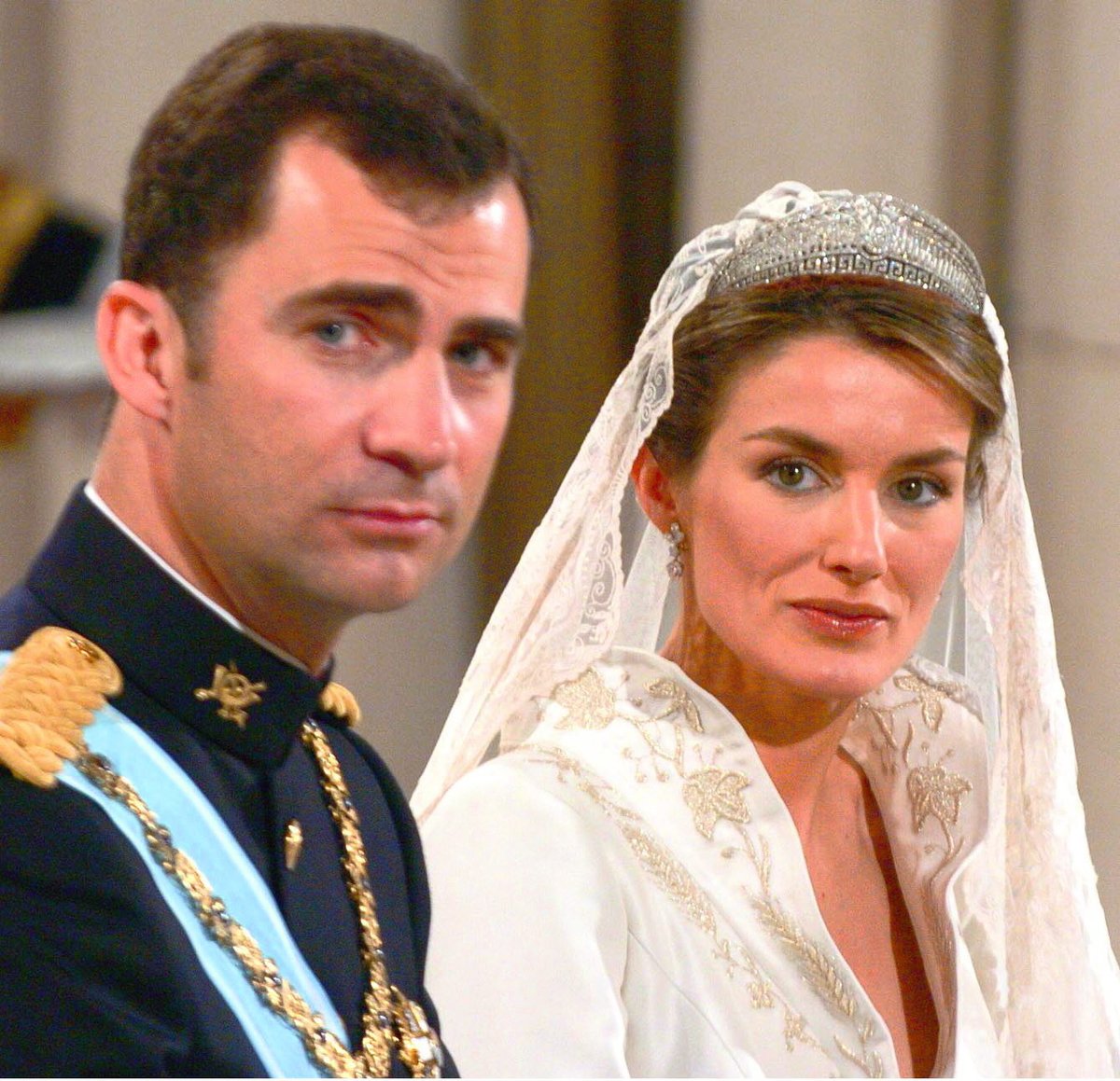 Se cumplen 20 años de la boda de Felipe VI y Letizia. Mintieron a todos los ciudadanos y dijeron que no harían luna de miel por respeto a las víctimas del 11-M. Acabaron escapándose en pleno luto en jet privado por islas paradisíacas y diferentes países. Se escondió en todas las