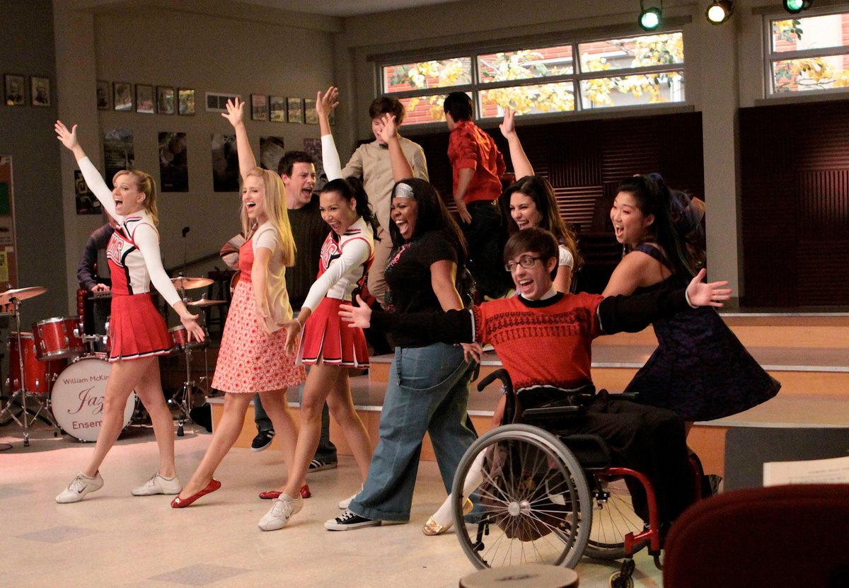 15 ENTIRE YEARS of the show that has been my only personality trait ever since. Happy 15th Anniversary to my fellow GLEEKS🎤🌟