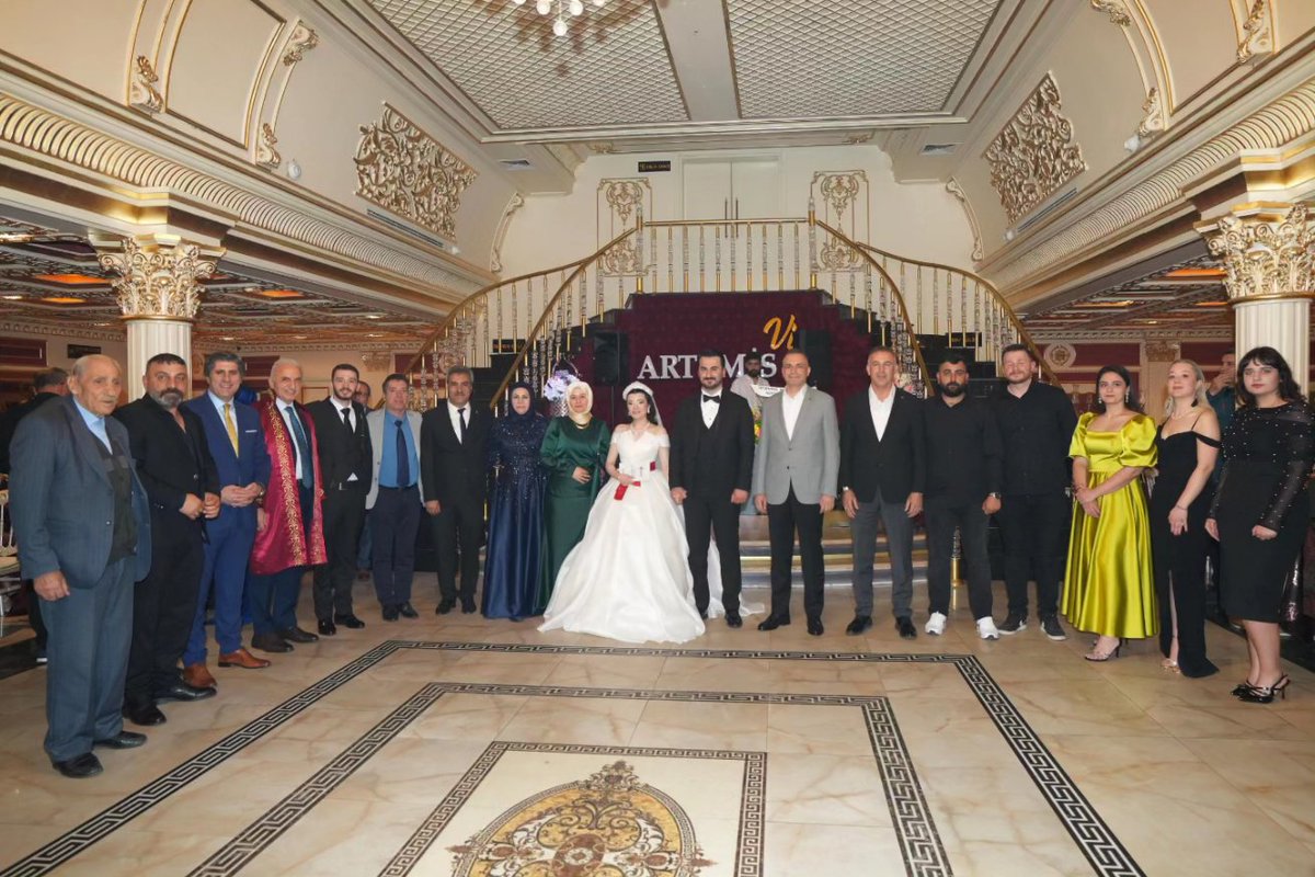 Ümraniye Belediyesi AK Parti Meclis Üyemiz Murat Daşdemir'in oğlu Erdem Daşdemir & Rabia Göktaş çiftimizin nikah merasimlerine katıldık. Genç çiftimize ömür boyu mutluluklar diliyor, değerli ailelerini de gönülden tebrik ediyorum.