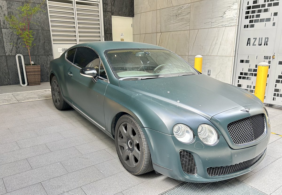 I question the taste of this Bentley owner. So hideous I had to take a picture and share it :). @chasinglimits1 @NetoDemetriou @3FCollection @roberto93w @NaturalParadigm @KirbysCarBlog @FormulaOneWorld @PBMurphy1701