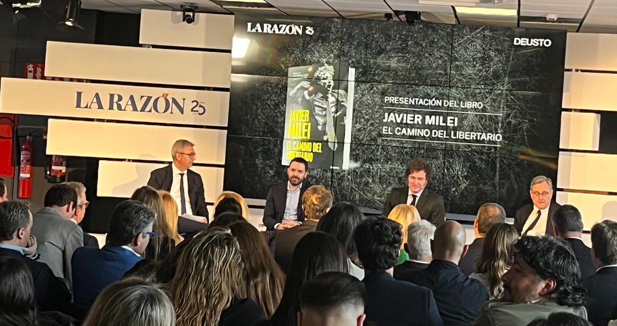 En la presentación del libro “El camino del libertario” del Presidente D. Javier Milei. Una verdadera lección de economía y de ausencia de complejos. Una lección de señorío con @Santi_ABASCAL y de realidad en la lucha contra el socialismo que ataca la libertad y la propiedad.