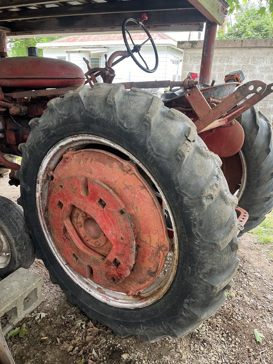 fucked around and mounted a wheel weight i bought a few months ago on the farmall 💯