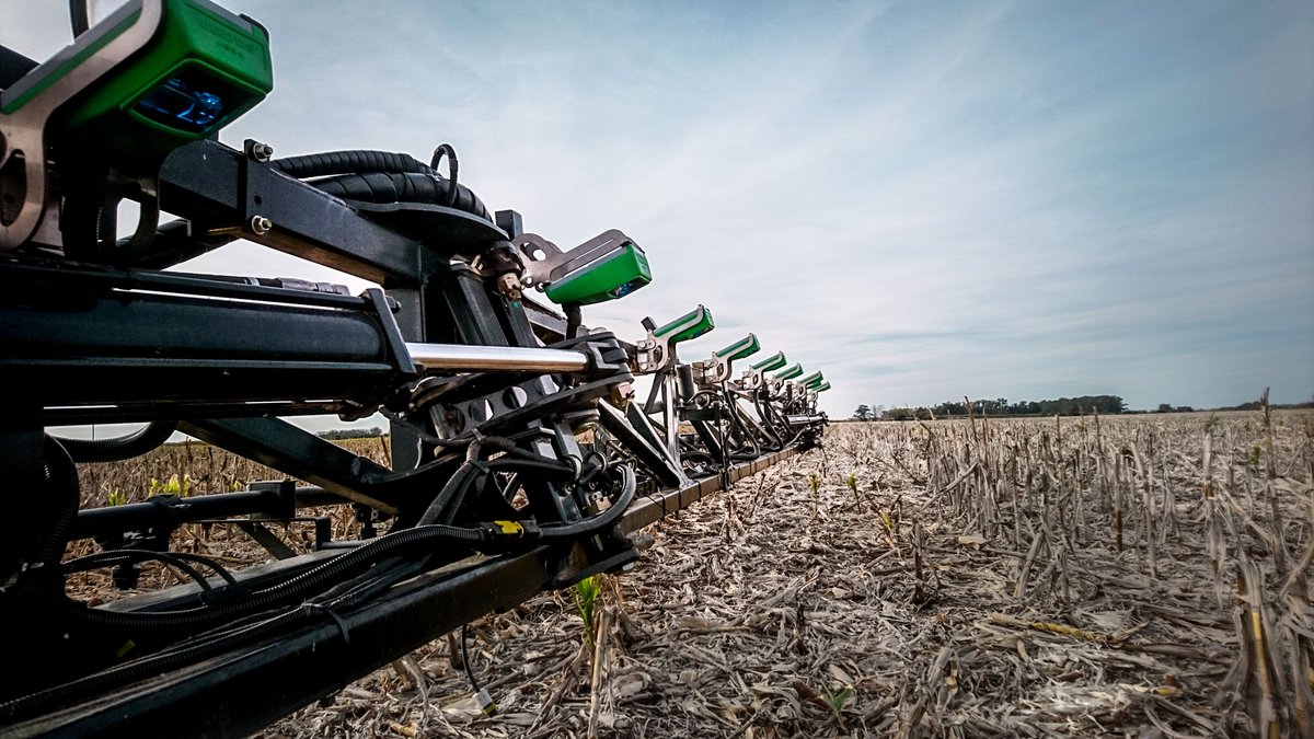 Con baldosas de sensado de 25cm de ancho + dosificación por PWM a 50Hz. para todas las aplicaciones + regulación pico por pico para compensar en curvas y giros en cabecera y sumando a que puede alcanzar ahorros de +90% 👉 #WEEDIT  es la solucion total económica y ambiental!