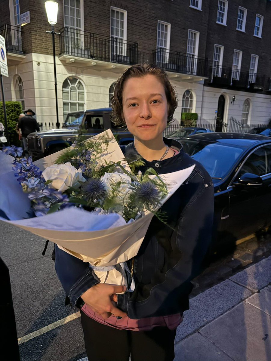 emmadarcydaily's tweet image. as emmadarcydaily, we are so excited for emma's new play and so happy that emma received our flowers 🥹 they are such a sweetheart 🩵