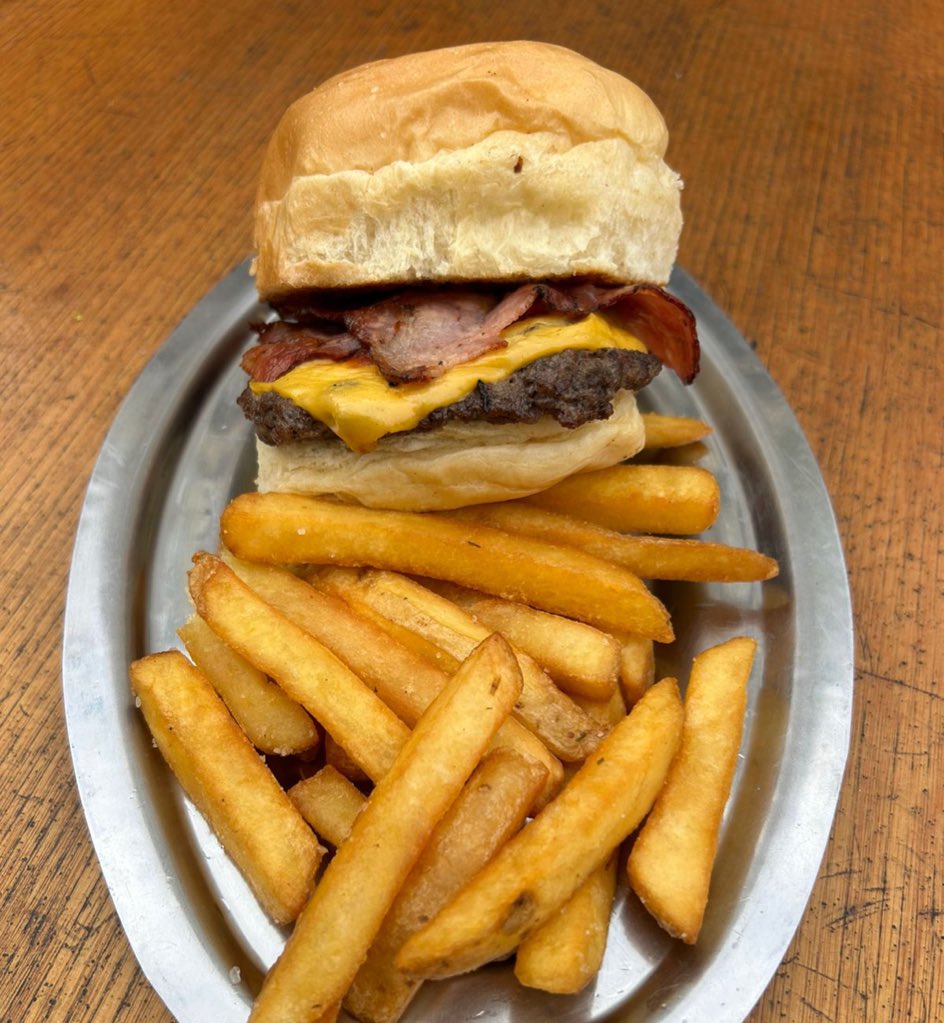 DENIRO 🍽️

Cadena súper conocida por sus burgers y ahora pueden conseguir la cheesebacon con papas a $3500 🥳

📍TODOS los locales que están en Morfy