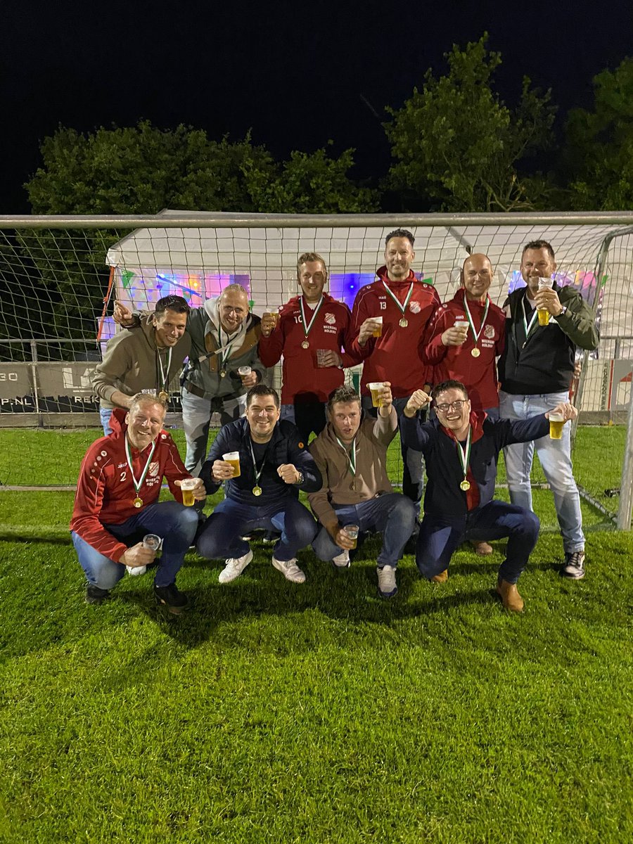 vvHJSC's tweet photo. Heeg 35+ heeft kampioensmedailles HJSC 35+ toernooi verdiend gewonnen! Hulde⚽️#hjsc https://t.co/Utgdep3pXj