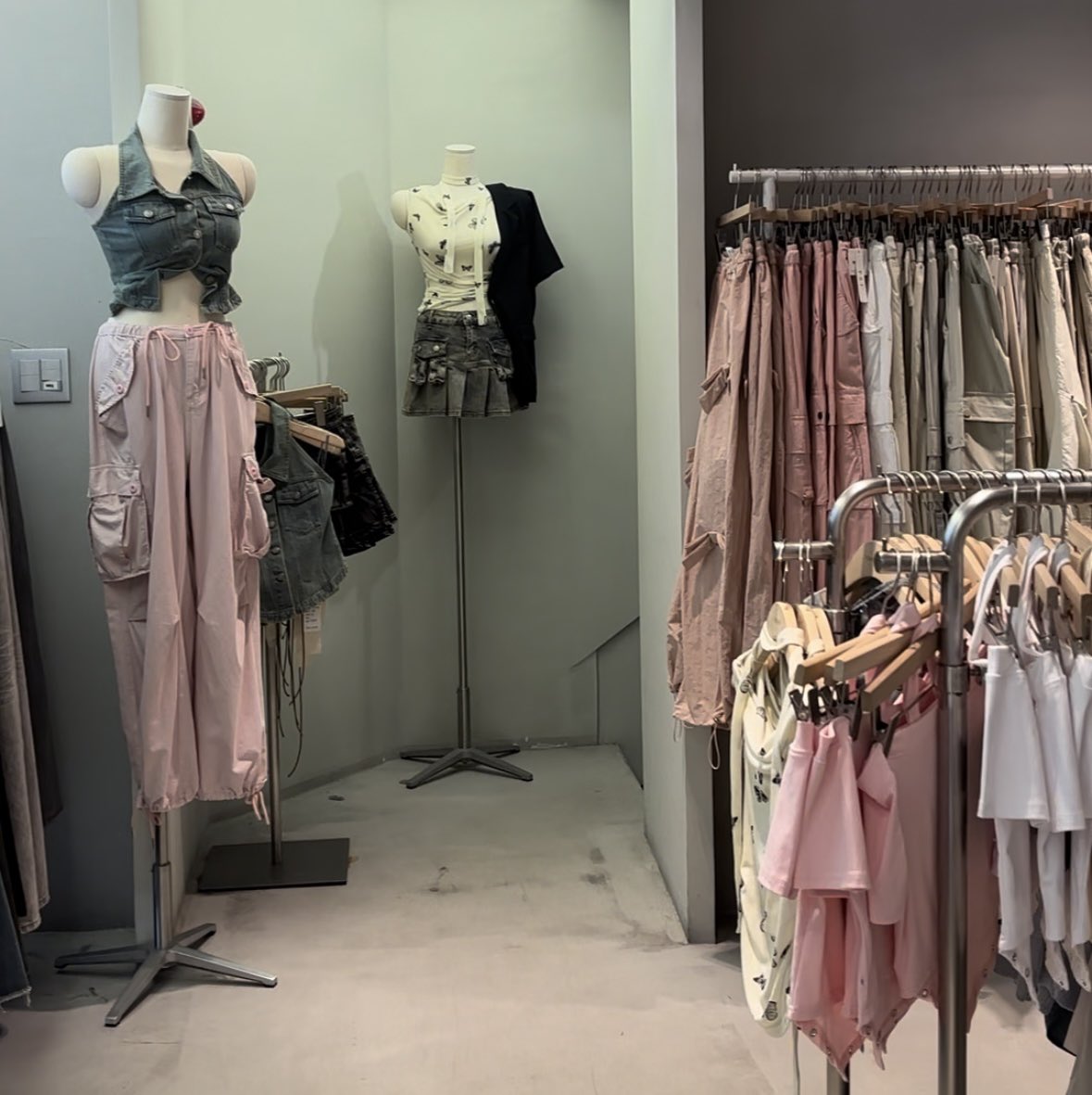 for_hk_'s tweet photo. ホンデ駅9番出口から徒歩30秒の場所にある【Vansell】👚🇰🇷
他の店舗とは被らない服がいっぱいあった💓セクシーとかっこいいが混ざってる感じの系統が多かった♡ ジーンズ系が多かった印象🥹1階と2階あって広め🙆‍♀️ https://t.co/p6cu9OkfD3