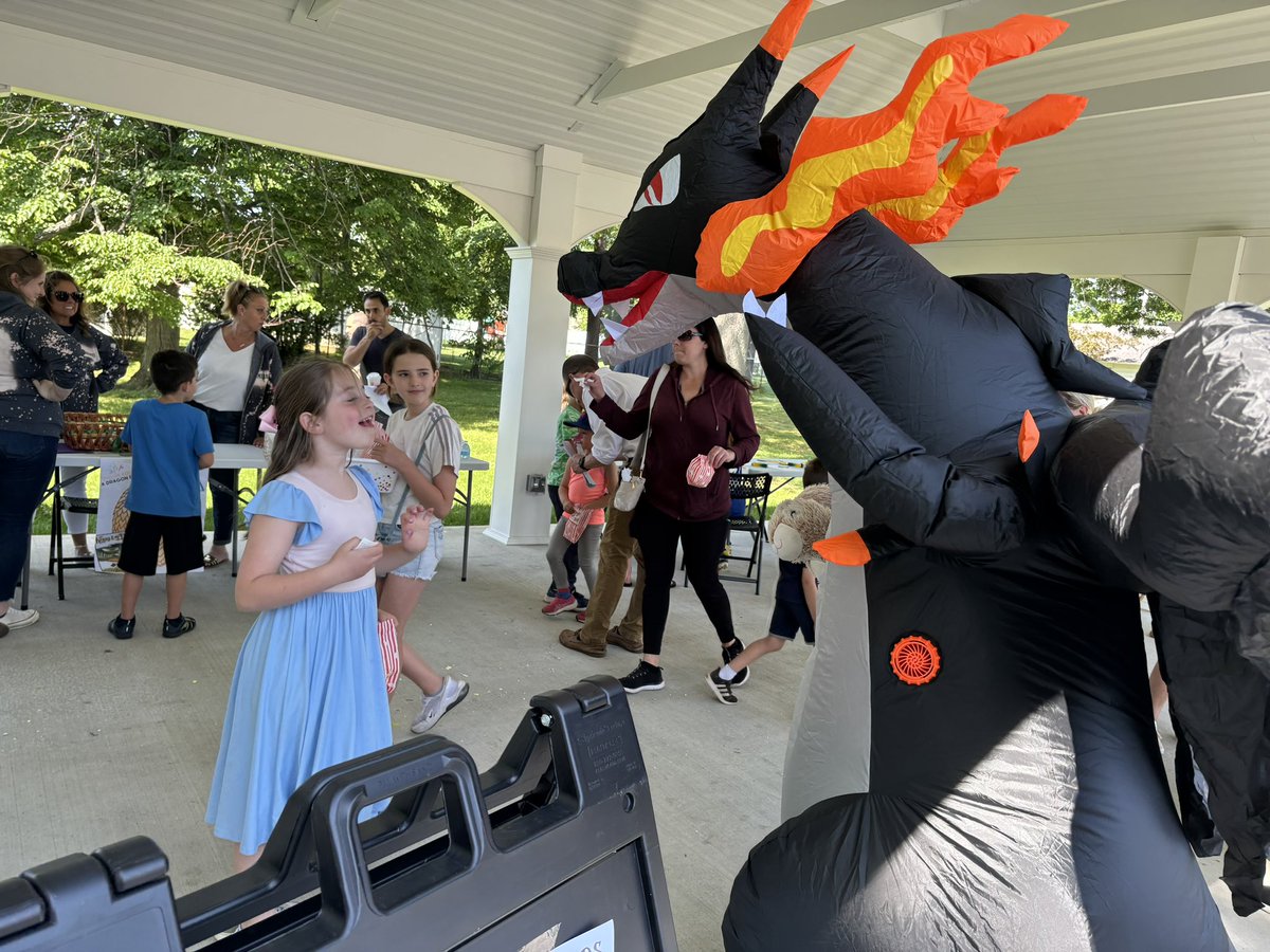 NMLibraryMedia's tweet photo. What a wonderful event yesterday at the NM Library celebrating our readers and participants in the North Merrick Reads Together event!! #NMerrickProud @NMerrickSchools https://t.co/sdPultSybe