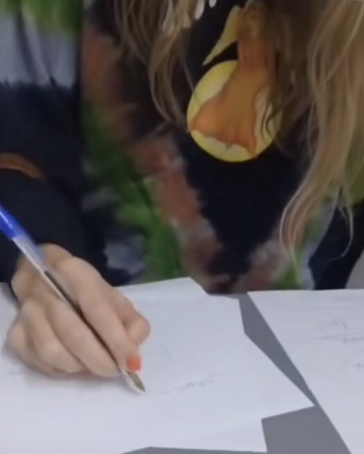 a taylor swift usando uma caneta bic em solo brasileiro e imediatamente aumentando as ações da empresa