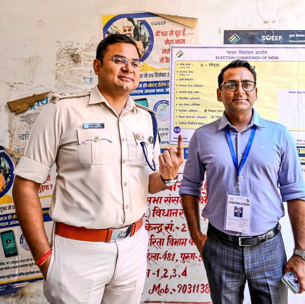 DC Deoghar (@dcdeoghar) on Twitter photo पुलिस अधीक्षक श्री राकेश रंजन ने किया मतदान, अब आपकी बारी....
#DeogharVotesDeogharGrows
#IsBaarDinBharMatdaan
<a href="/ECISVEEP/">Election Commission of India</a>
<a href="/ceojharkhand/">Chief Electoral Officer, Jharkhand</a>
<a href="/DeogharPrd/">DEO DEOGHAR</a> <a href="/DeogharPolice/">Deoghar Police</a> पुलिस अधीक्षक श्री राकेश रंजन ने किया मतदान, अब आपकी बारी....
#DeogharVotesDeogharGrows
#IsBaarDinBharMatdaan
<a href="/ECISVEEP/">Election Commission of India</a>
<a href="/ceojharkhand/">Chief Electoral Officer, Jharkhand</a>
<a href="/DeogharPrd/">DEO DEOGHAR</a> <a href="/DeogharPolice/">Deoghar Police</a>