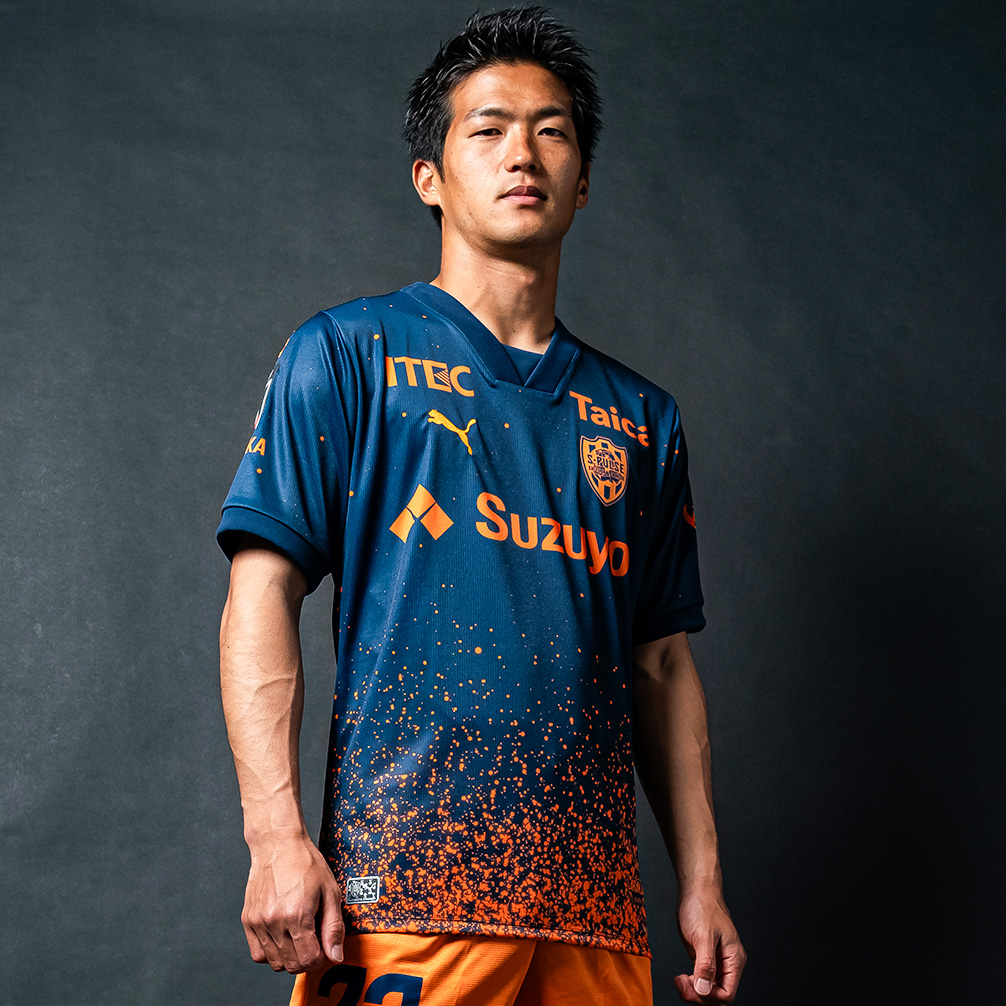 footballshirt's tweet image. This is the new 2024 “Limited[-edition]” shirt for Japanese J2 League side Shimizu S-Pulse.

Read more: footballshirtculture.com/new-kits/shimi…

#ShimizuSPulse #spulse #清水エスパルス公式 #jleague #footballshirt #soccerjersey #pumafootball #newkits