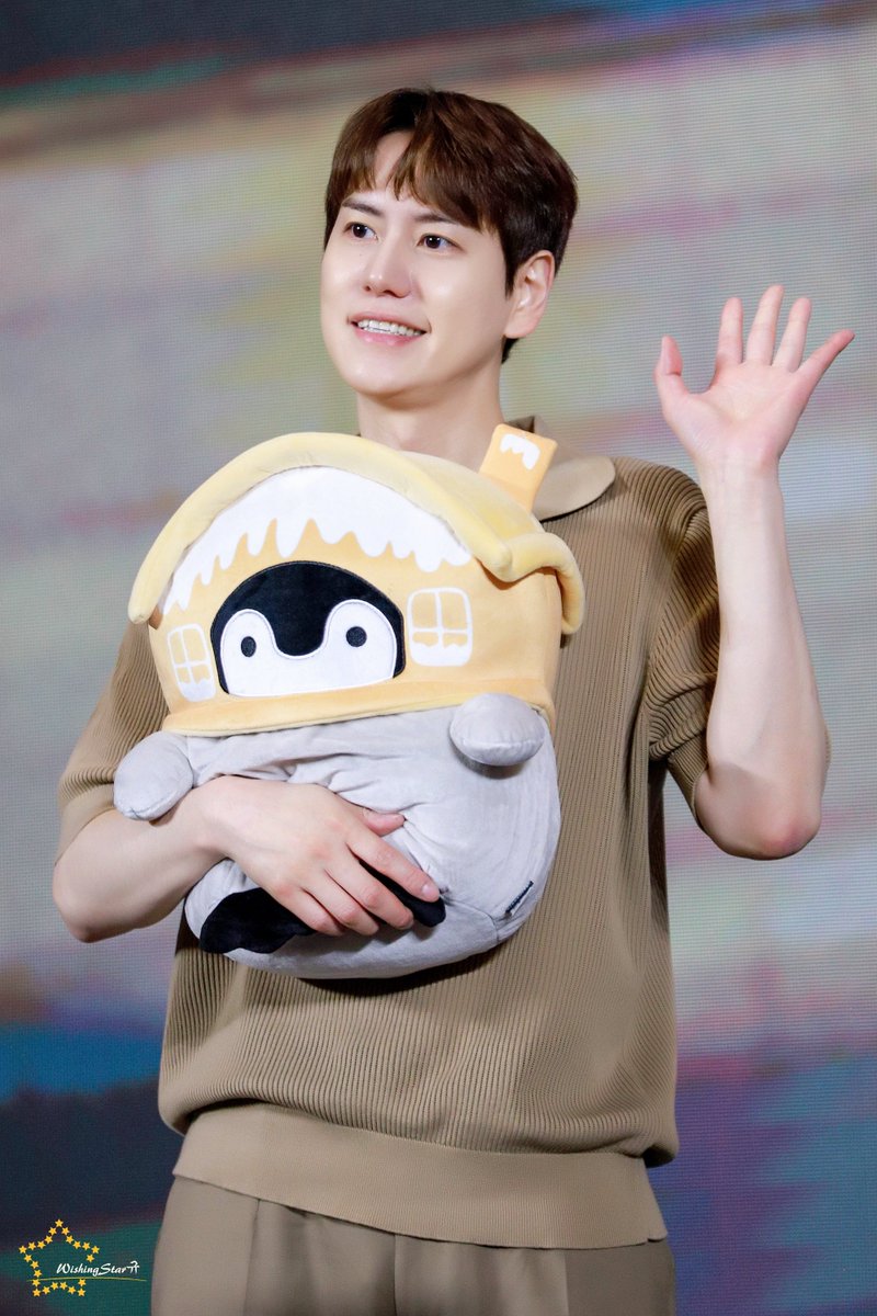 wishingstar4kyu's tweet photo. 240524 一直娱青岛签售 HQ 4
🐧

#규현 #KYUHYUN #圭贤
#규현아_사랑해 https://t.co/zLf8ZB4Kvj