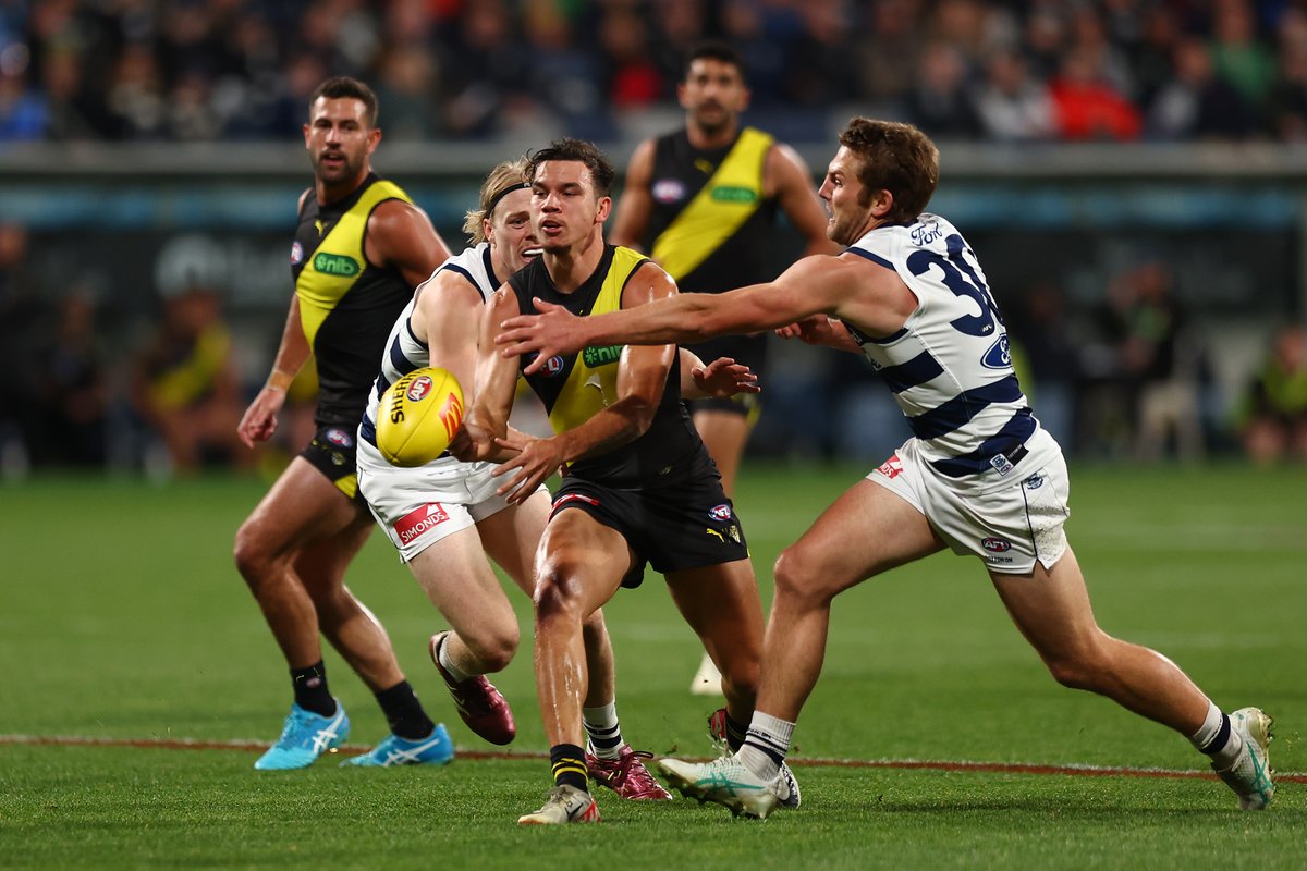 HT: @Richmond_FC 7.7 (49) lead @GeelongCats 5.3 (33). An impressive first half from the Tigers but two late goals have the Cats right back in it. #AFLCatsTigers