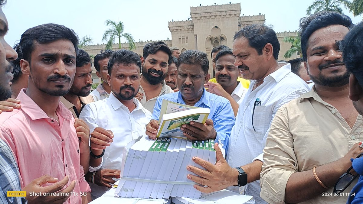 ValigondaK's tweet photo. Nakerekal #MLAవేములవీరేశం అన్న జన్మదిన  సందర్బంగా ఆయన మీద ఉన్న ఆపర మైన ప్రేమాభిమానంతో #ఓయూArtscollege వేదికగా ఘనంగా శుభకాంక్షలు తెలిపిన మన యువ నాయకుడు #JACఅధ్యక్షుడువలిగొండనర్సింహ.* https://t.co/VxDnqWUQOR