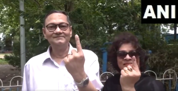 EconomicTimes's tweet photo. #Kolkata, #WestBengal: #CKBose, #NetajiSubhasChandraBose's grandnephew shows his inked finger after casting his vote.
(ANI)
🗳️ #LokSabhaElections2024 News Updates ➠ https://t.co/UtDuYHuRMP #ElectionsWithET https://t.co/MIZYErH5bw