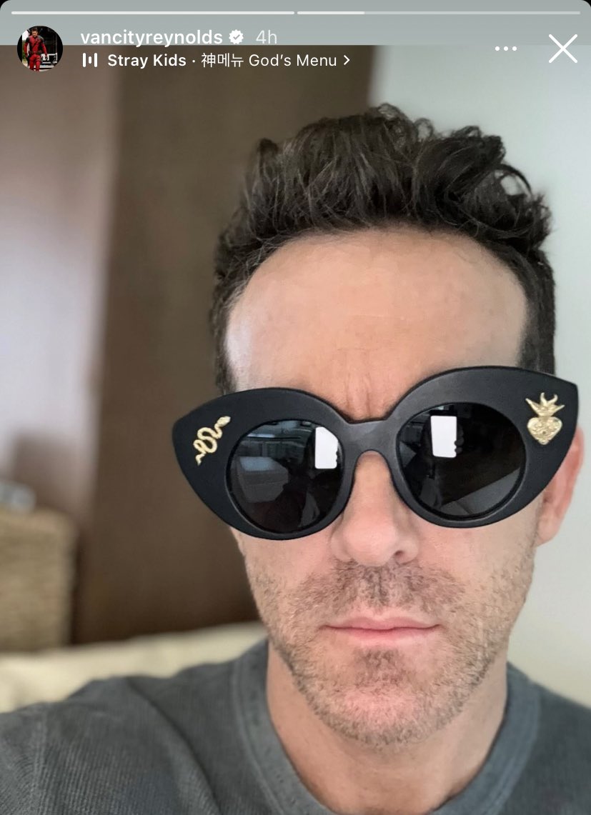 binniekeo's tweet image. la risa que me da que ryan reynolds para absolutamente todo ponga gods menu puede subir la foto más desgarradora del mundo y fondo DUDUDUDUDU IGE URI TANG