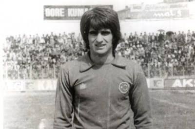 Bugün ‘gerçek’ bir Trabzonspor efsanesinin doğum günü. Trabzonspor’un kazandığı 32 kupanın 24’ünde imzası olan bir efsanenin. 

1978-79 sezonunda 1110 dakika gol yemeyerek Türkiye rekoru kırdı. Aynı sezon sadece 6 gol yedi ve Süper Lig tarihinde bir sezonda en az gol yiyen kaleci