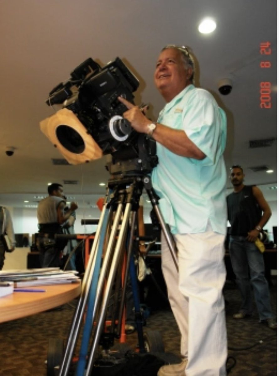 Leonardo_Padron's tweet photo. Otra gran pérdida para el mundo del cine y la TV venezolana. César Bolívar fue una figura fundamental en ambos ámbitos. El director de “Homicidio culposo” me acompañó en muchas de mis historias para TV. Fue el director de “Cosita Rica”, “Ciudad Bendita”, “La Mujer Perfecta” y “Amantes de Luna Llena”. Nada menos. Un gran ser humano, con una bonhomía desbordante. Se te extrañará, querido César.